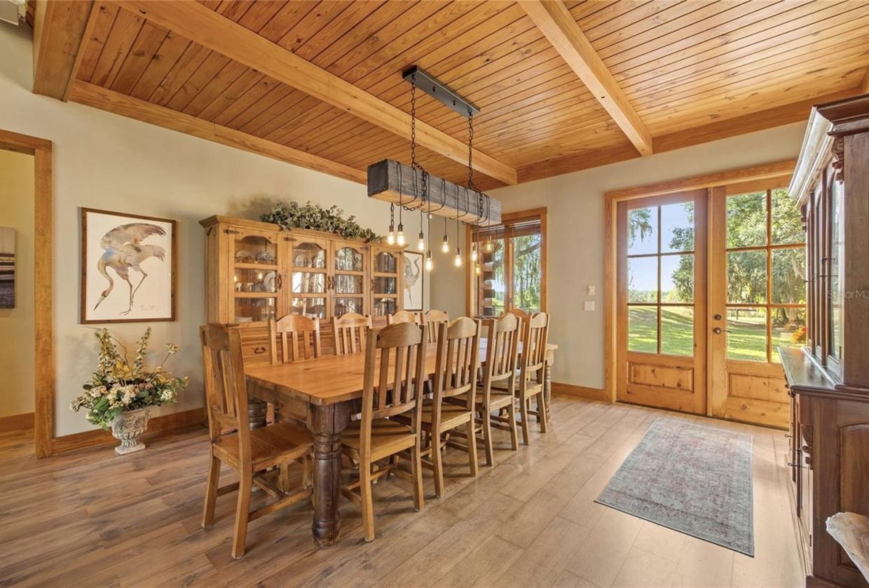 Gorgeous Island lot Estate - 5 stalls, 5 garages - photo 13