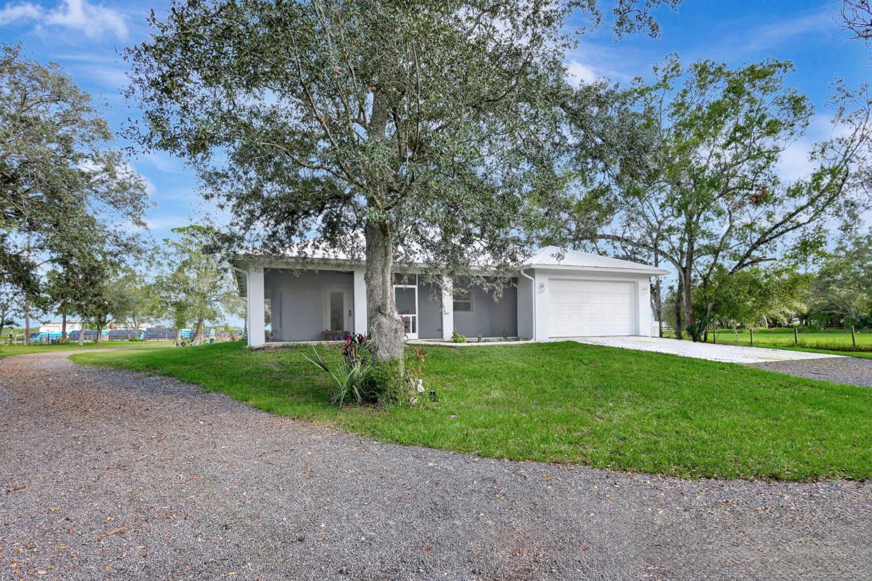 Horse Property with new guest house and 10 stalls - photo 7