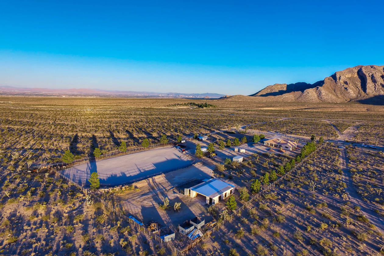 CUSTOM HORSE PROPERTY ON 4.15 ACRES WITH NEW ROPING ARENA,UNPARALLELED