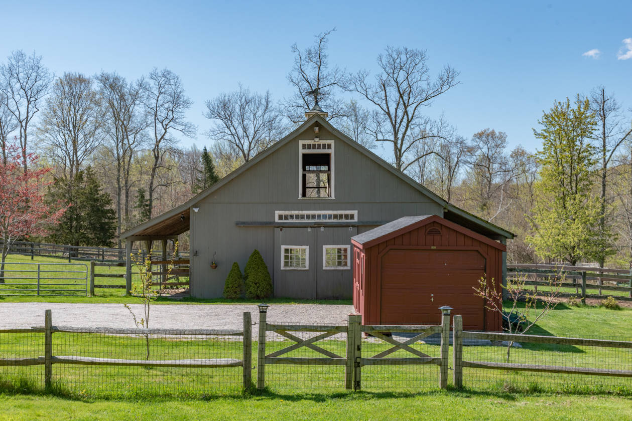 Beautiful horse property 4 stall barn ring and... Killingworth