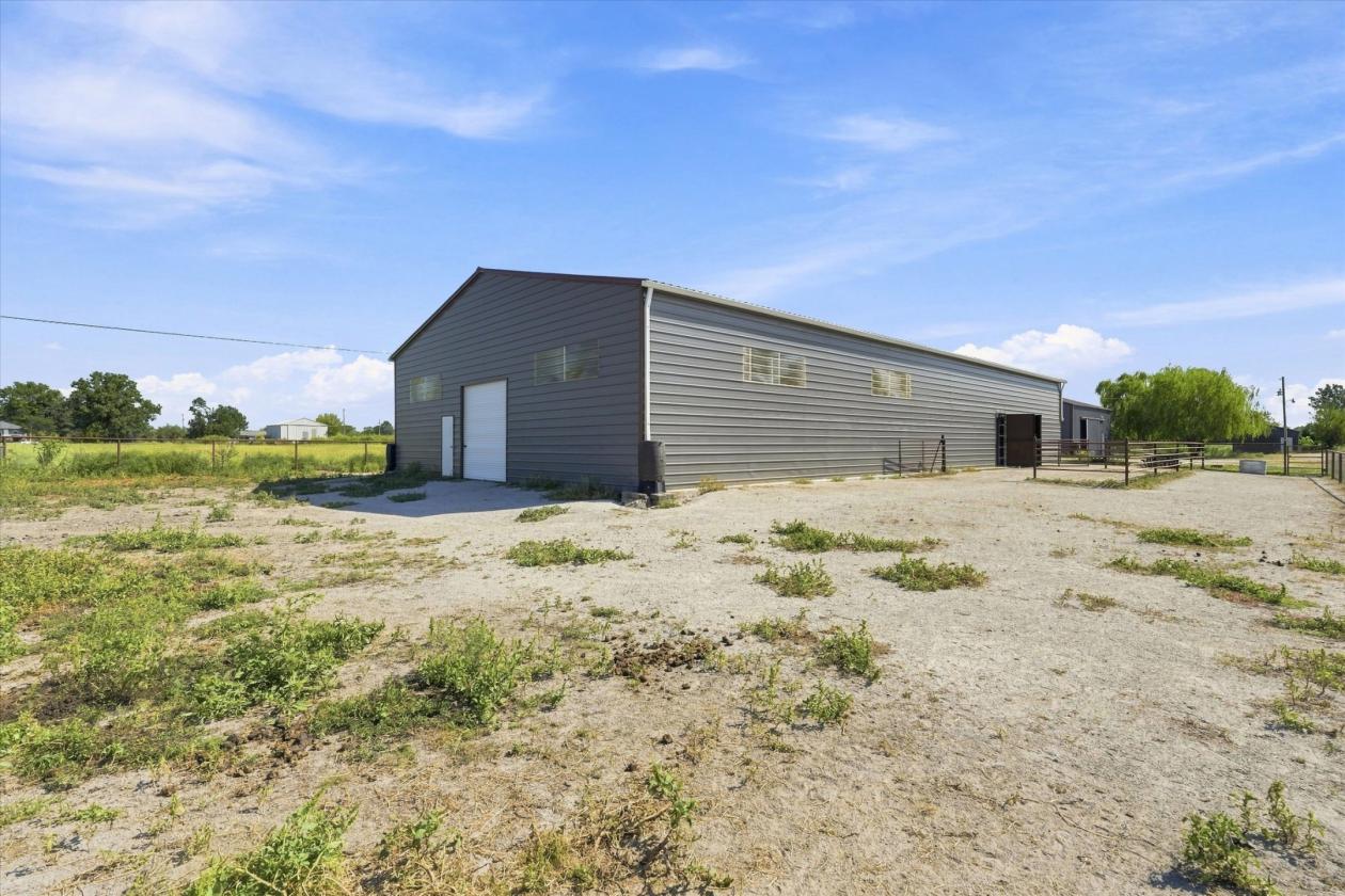 HORSE BARN WITH INDOOR ARENA — BUILT 2022 - photo 16