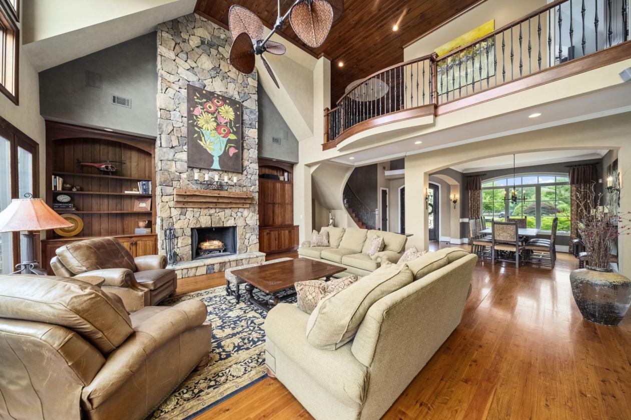 Luxury Estate on 2022 Acres with Helicopter Hangar - photo 10