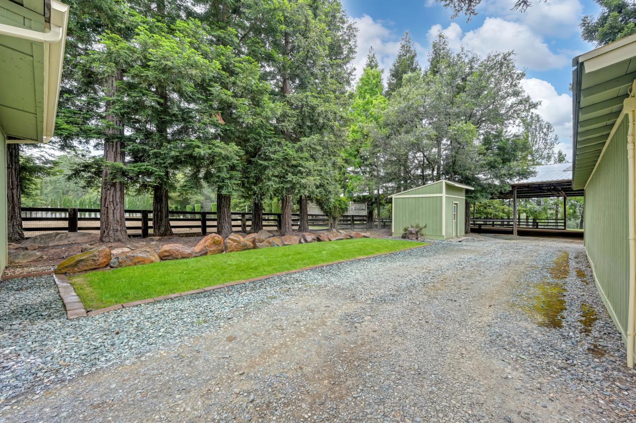 NEW PRICE! 3 bed, 2 bath, covered arena, 22 stalls - photo 17