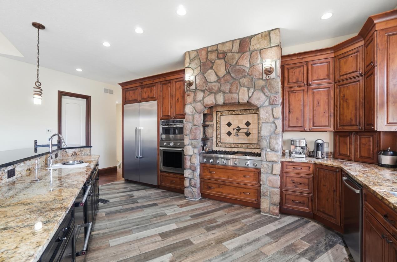 ASPEN-INSPIRED ESTATE ON 28 ACRES BACKS TO LAKE - photo 27
