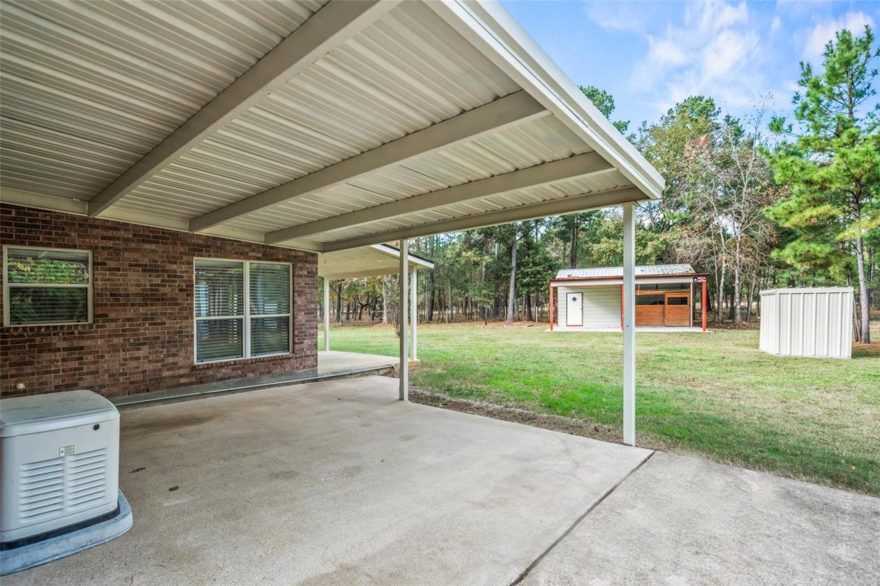 Beautiful country estate on over 4.75 acres - photo 8