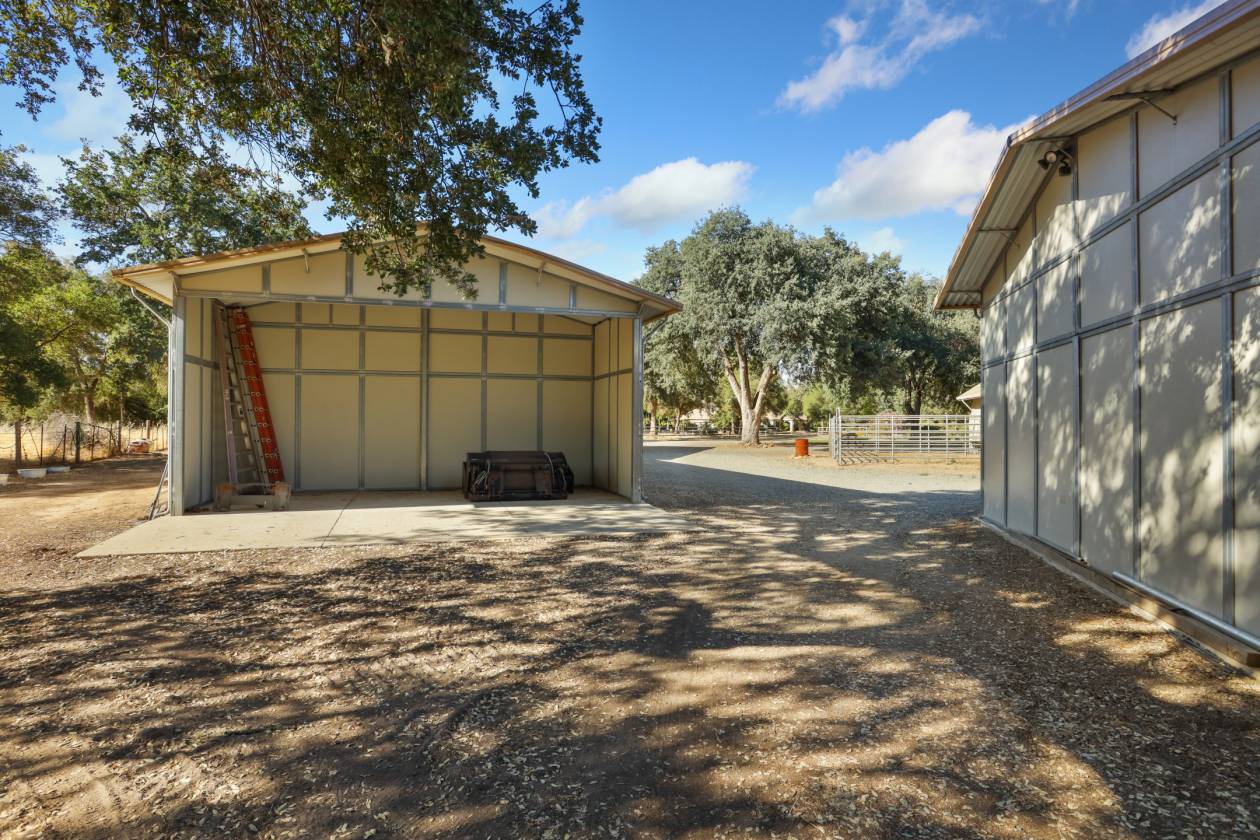 Estate with 7 pastures, 2 homes, lake, Vineyard - photo 19