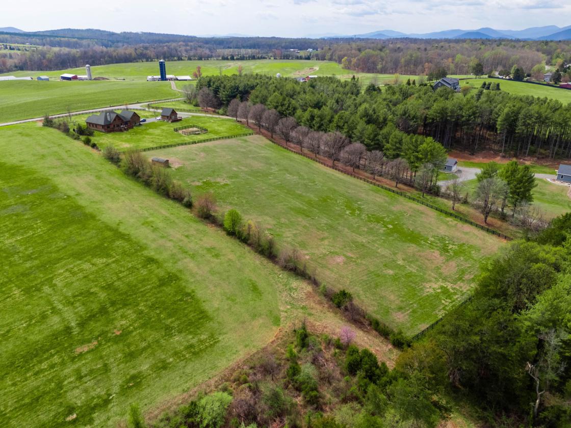 Modern log home and equestrian property with views - photo 8