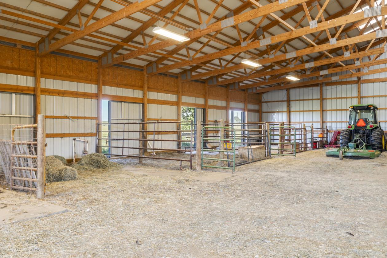 Stunning luxury 40 acre ranch w/water, barn + more - photo 30