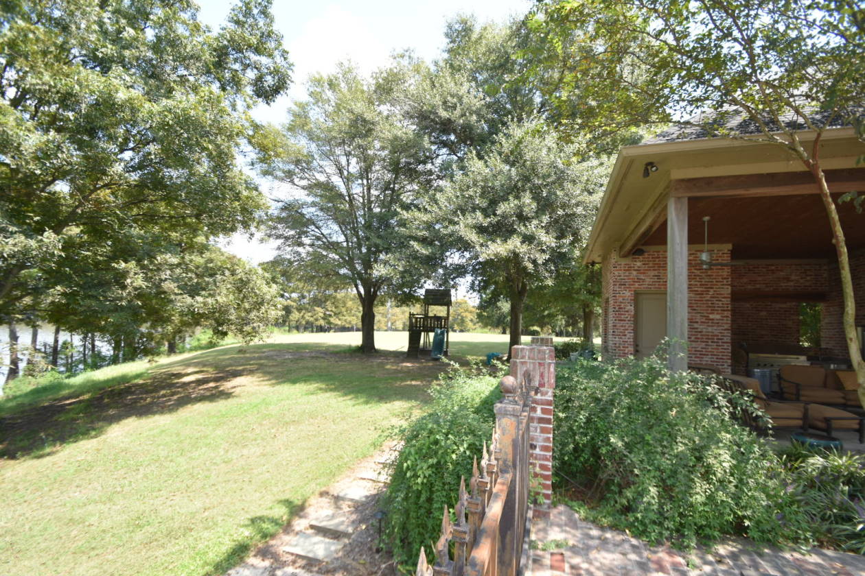 Luxury Equestrian Estate on beautiful Wolf Lake in MS Yazoo City