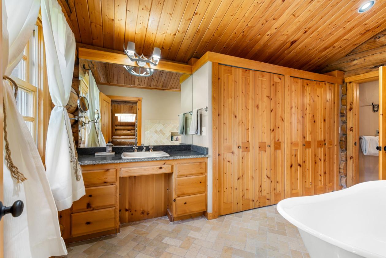 Mountain cabin with pasture and views - photo 18