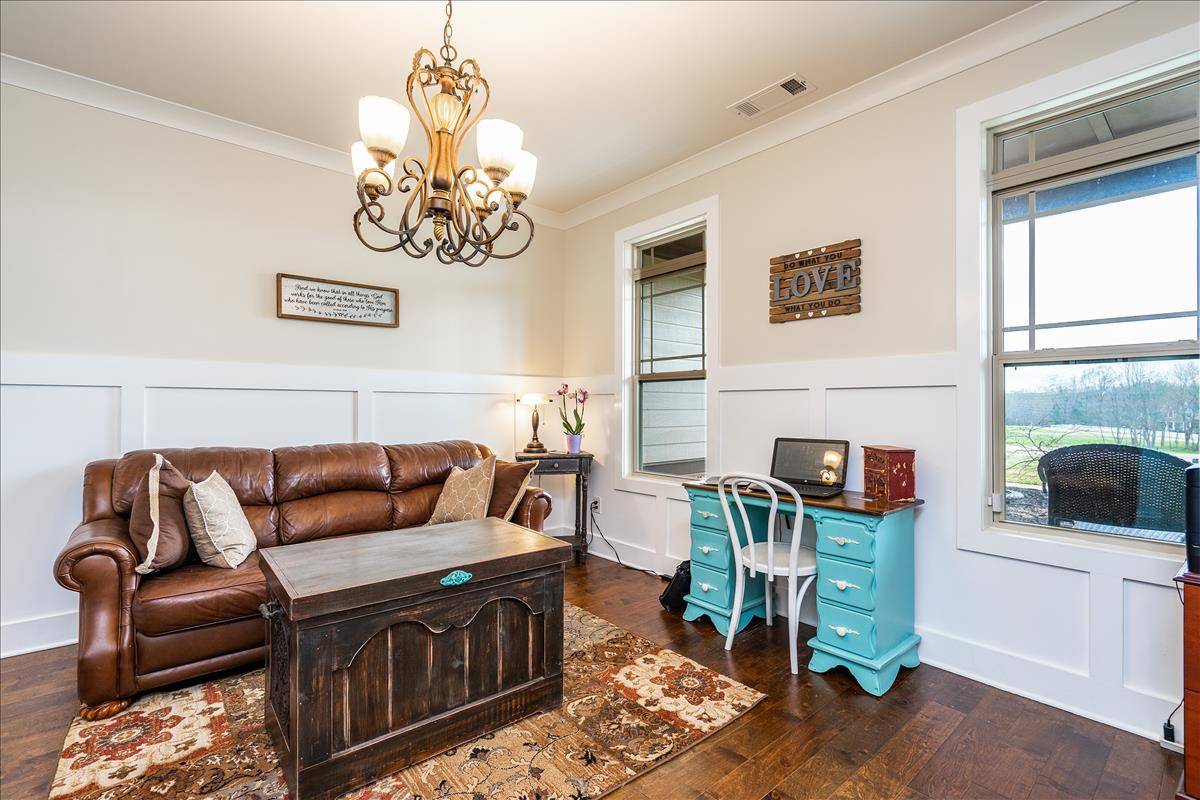 Luxury craftsman ranch located in a first class equestrian community