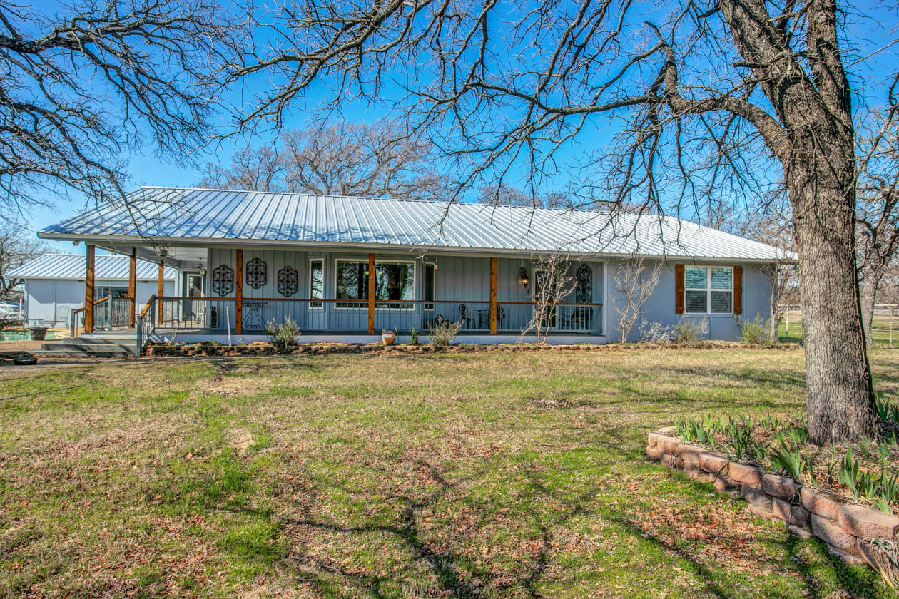 Country living is easy in this beautiful home on 10... Azle, Wise County, Texas