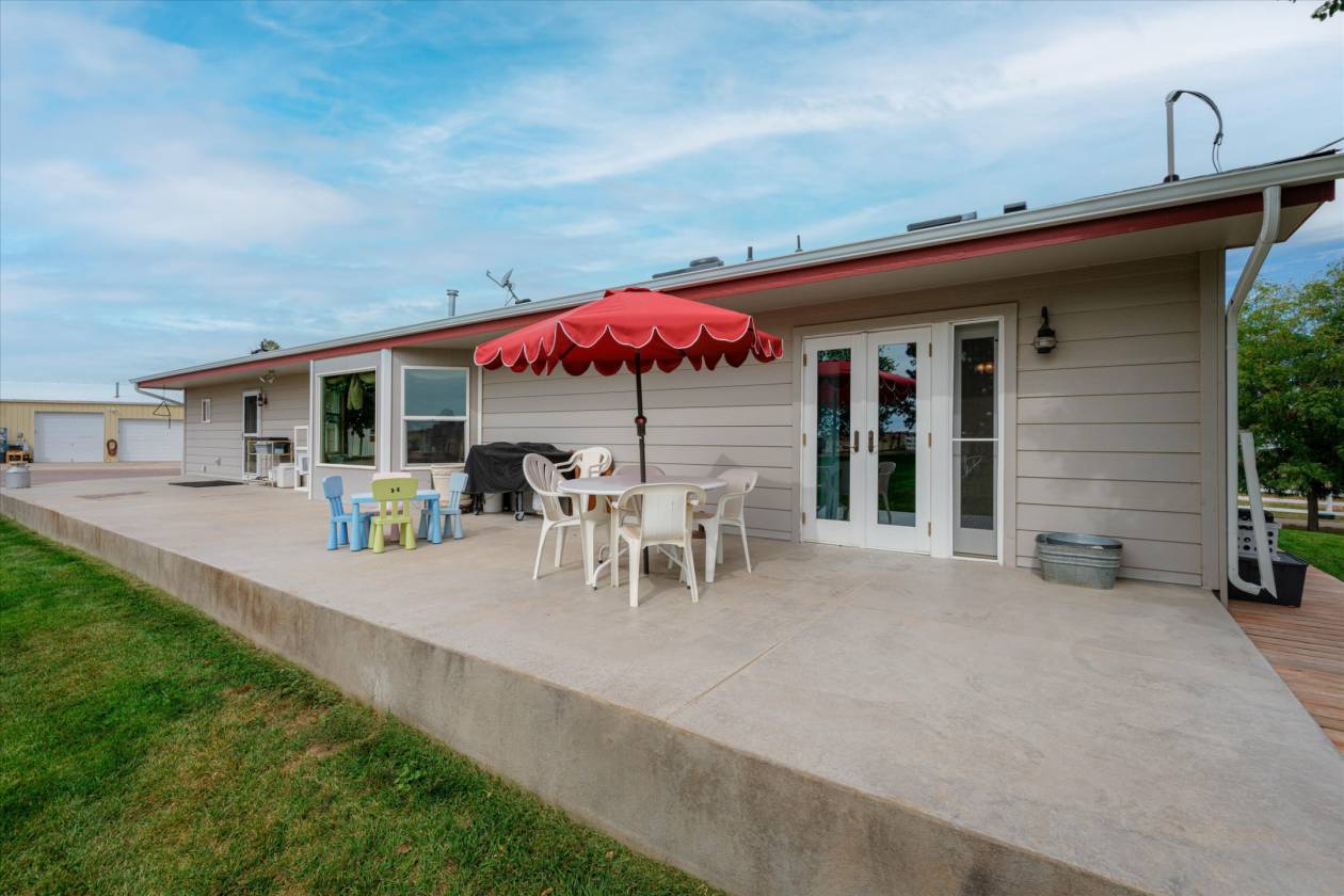 T Lazy J -Roping Arena, 6-Stall Barn & Custom Home - photo 12