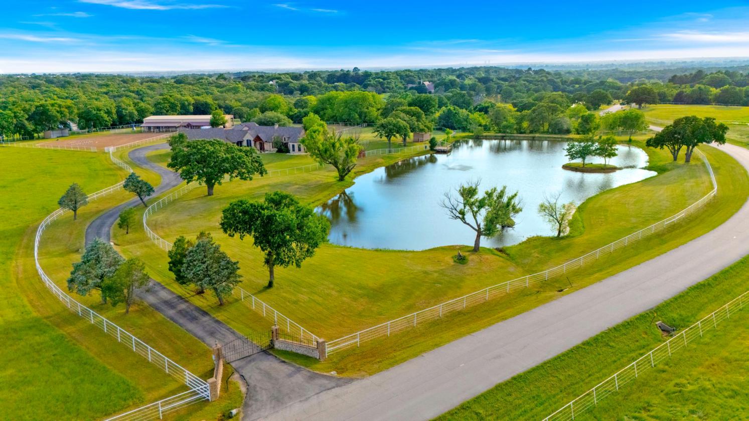 Acreage Estate with Pond and Stable - photo 1
