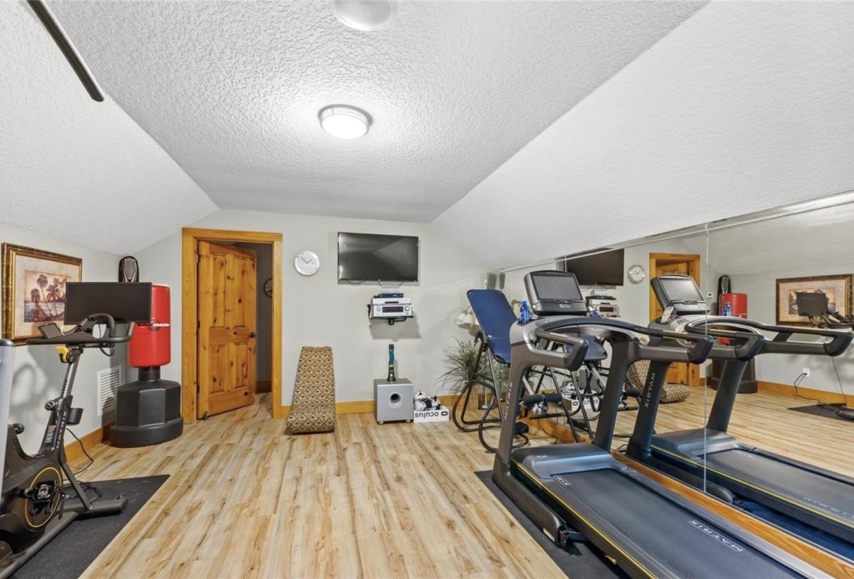 Gorgeous Island lot Estate - 5 stalls, 5 garages - photo 15