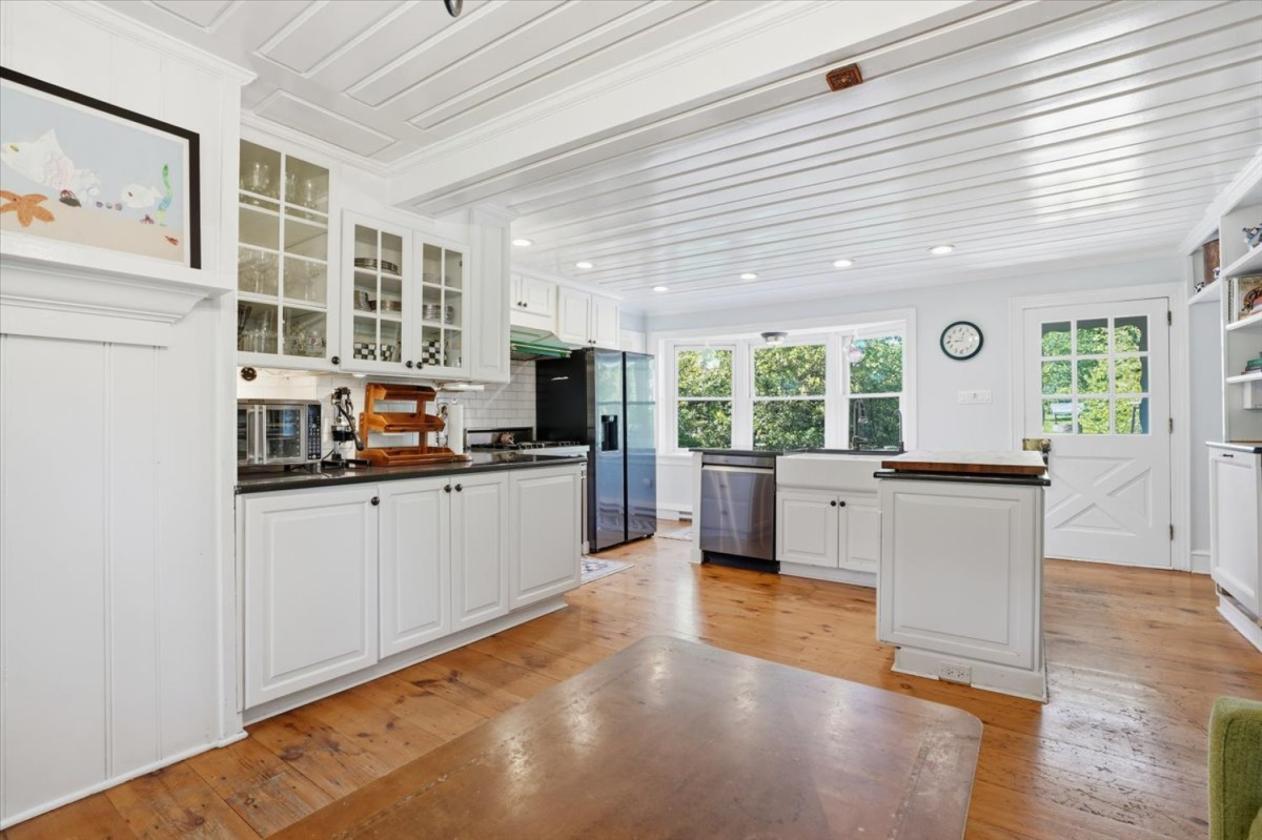 Equestrian estate w/ luxury barn & carriage house - photo 4