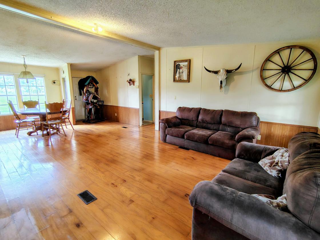 Manufactured home, 5 fenced acres, water supply - photo 14
