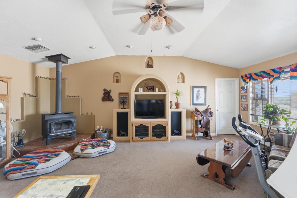 Well maintained horse property - photo 15