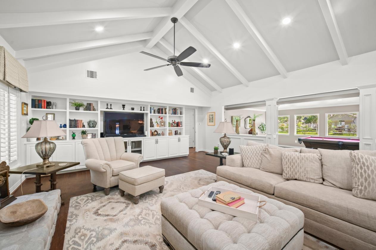 Luxury Home with Horse stables and Land - photo 9