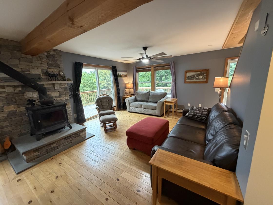 Country Retreat on 5 acres with stable - photo 9