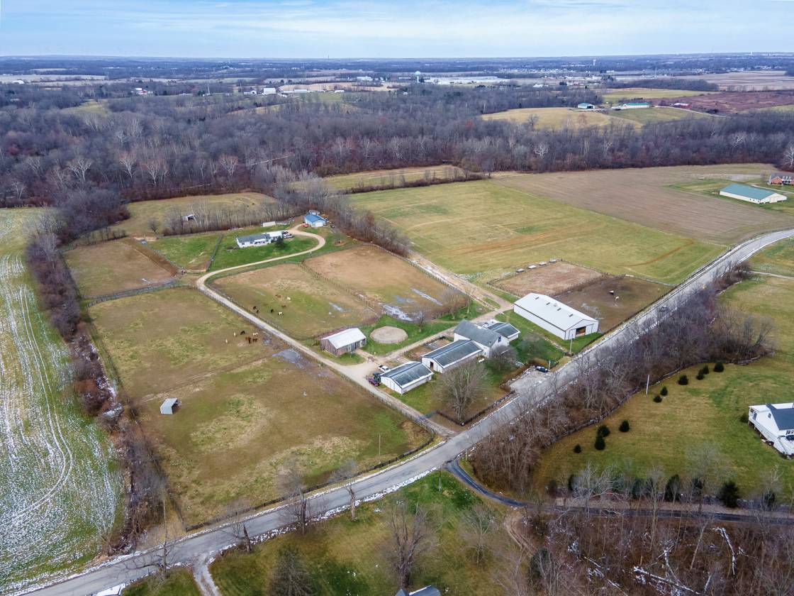 30 ACRE HORSE FACILITY - 30 STALLs + INDOOR + HOME - photo 10