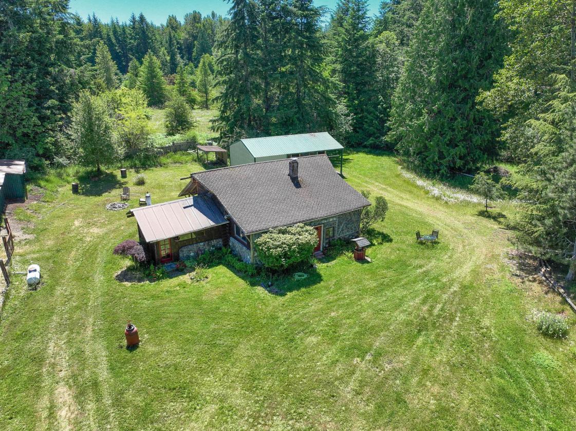 1 CABIN 1 COTTAGE 2 BARNS 4.5 ACRES - photo 3
