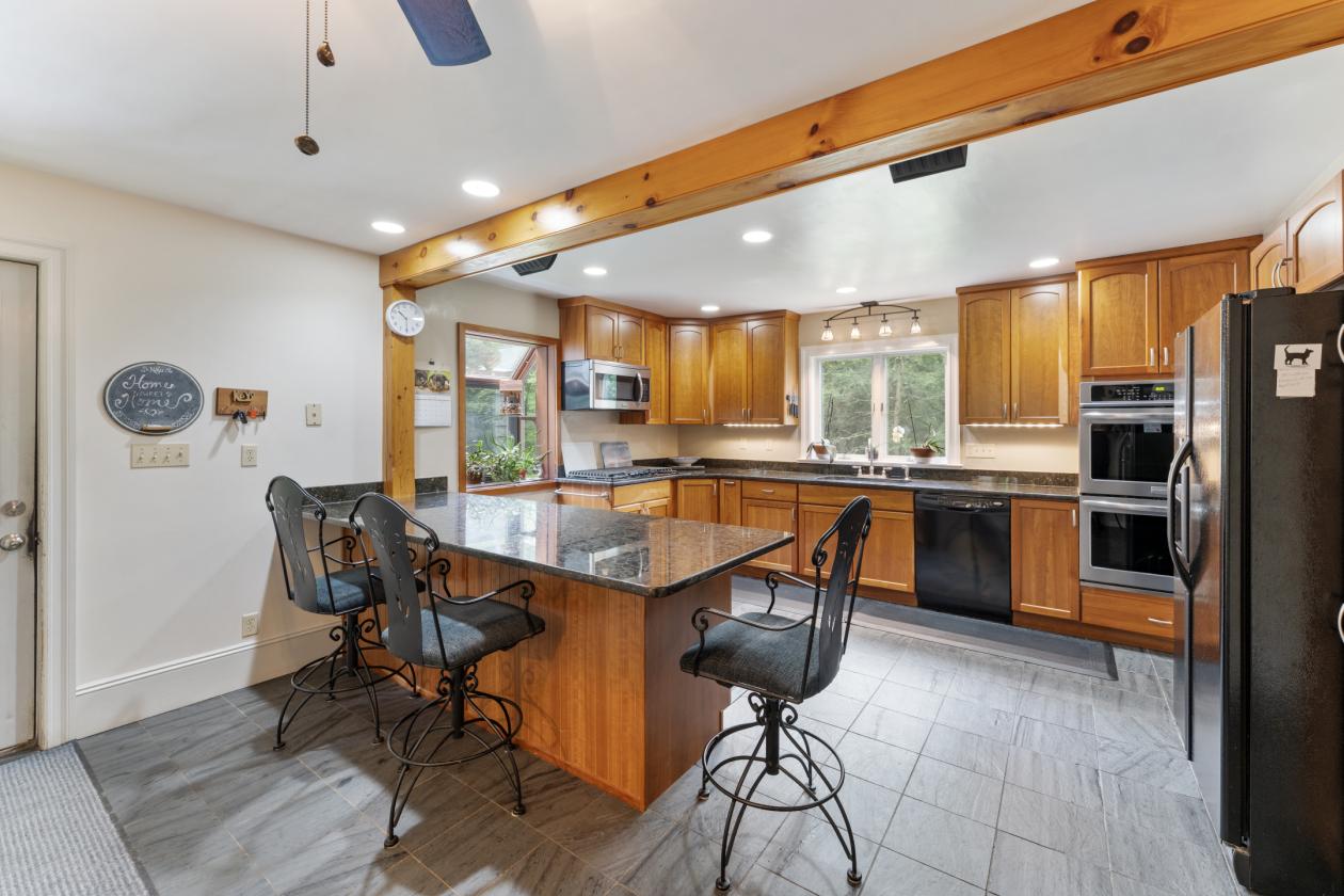 Exceptional Colonial with 2-Stall Barn on 6.22 Acres - photo 9