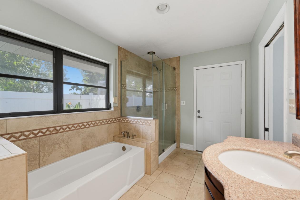 Rural LARGE pool home with inlaw suite and Acreage - photo 15