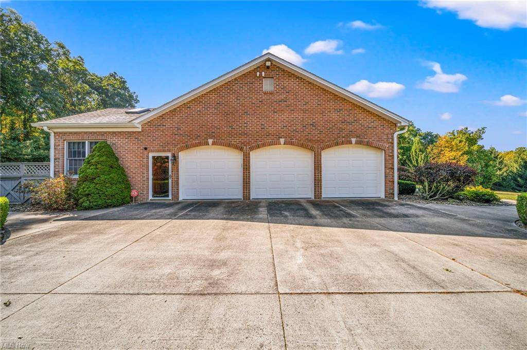 EQUESTRIAN COUNTRY ESTATE WITH CUSTOM HOME & BARN ON BEAUTIFUL PARK-LIKE SETTING - photo 2