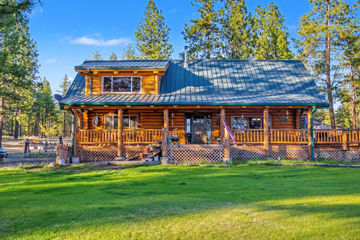 Stunning Log Home on 38.7 ac w/ barn & round pen - photo 1