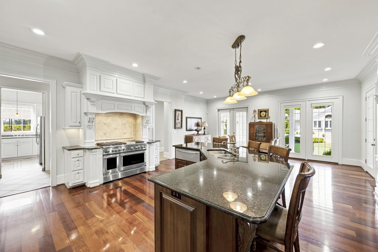 Meticulously Maintained Private Southern Estate - photo 10