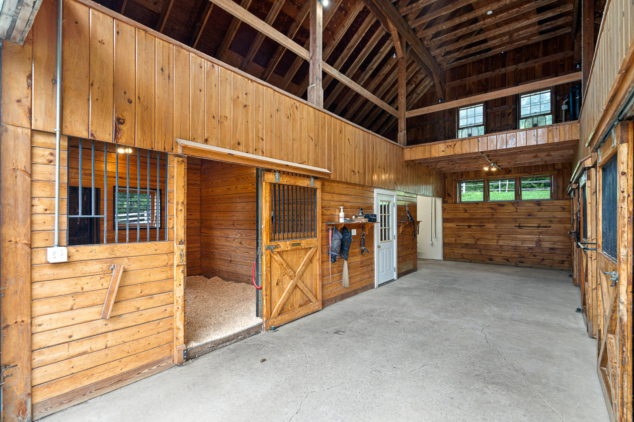 Equestrian Estate for sale 10 acres4 stall barn and mint colonial