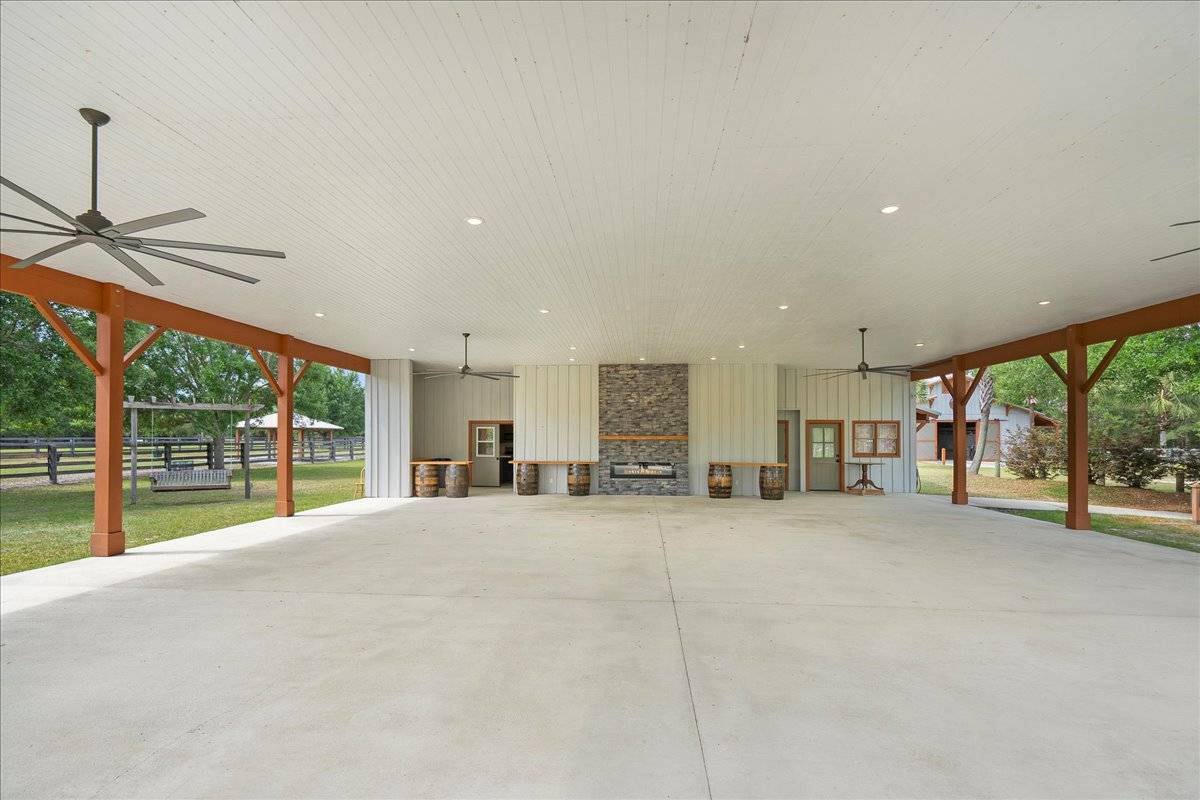 Large Stable with newly built barndominium - photo 10