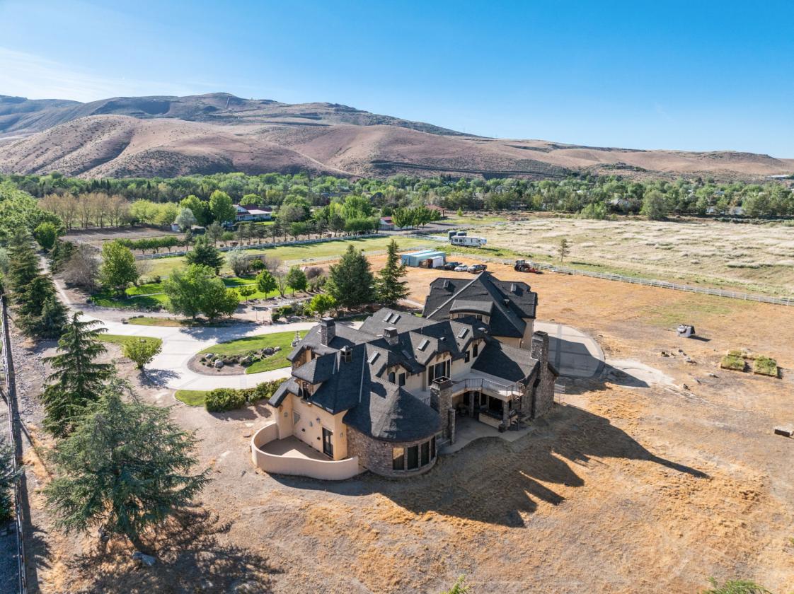 Extraordinary Estate in Pleasant Valley - photo 5