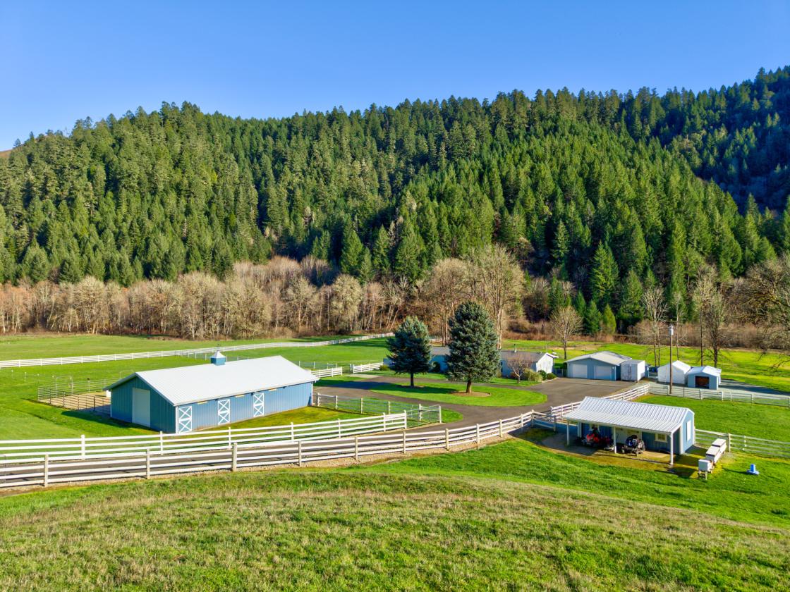 Experience True Country Living on This S. Oregon Estate - photo 1