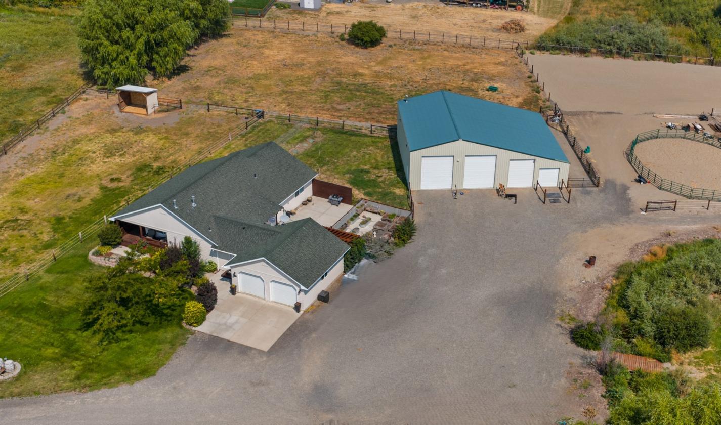 Horse Lovers Dream - Everything you need on 3.5 Ac - photo 1