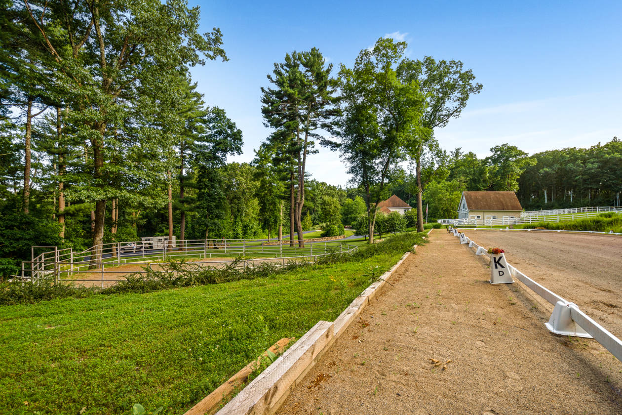 Equestrian Estate for sale 10 acres4 stall barn and mint colonial Hudson, Middlesex County