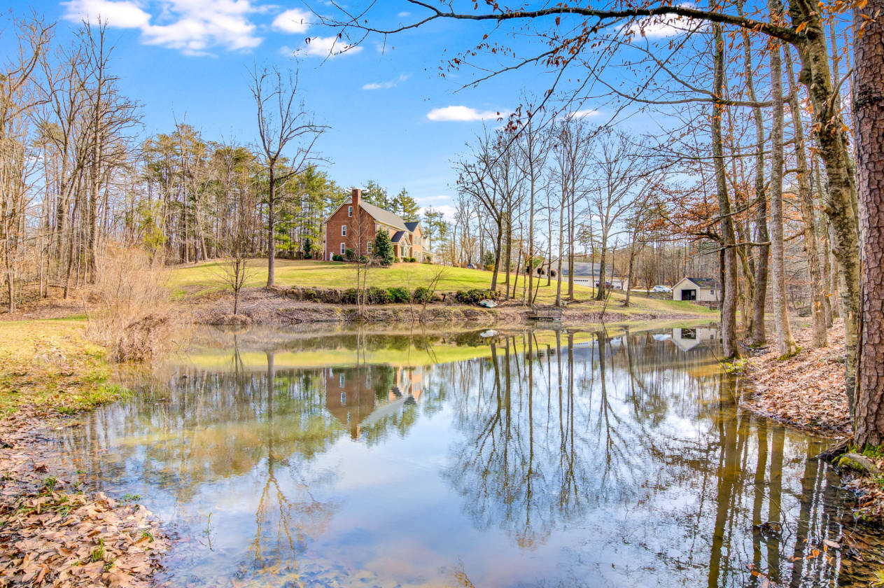 Beautifully Southern Living MiniFarm Estate with horse barn West End