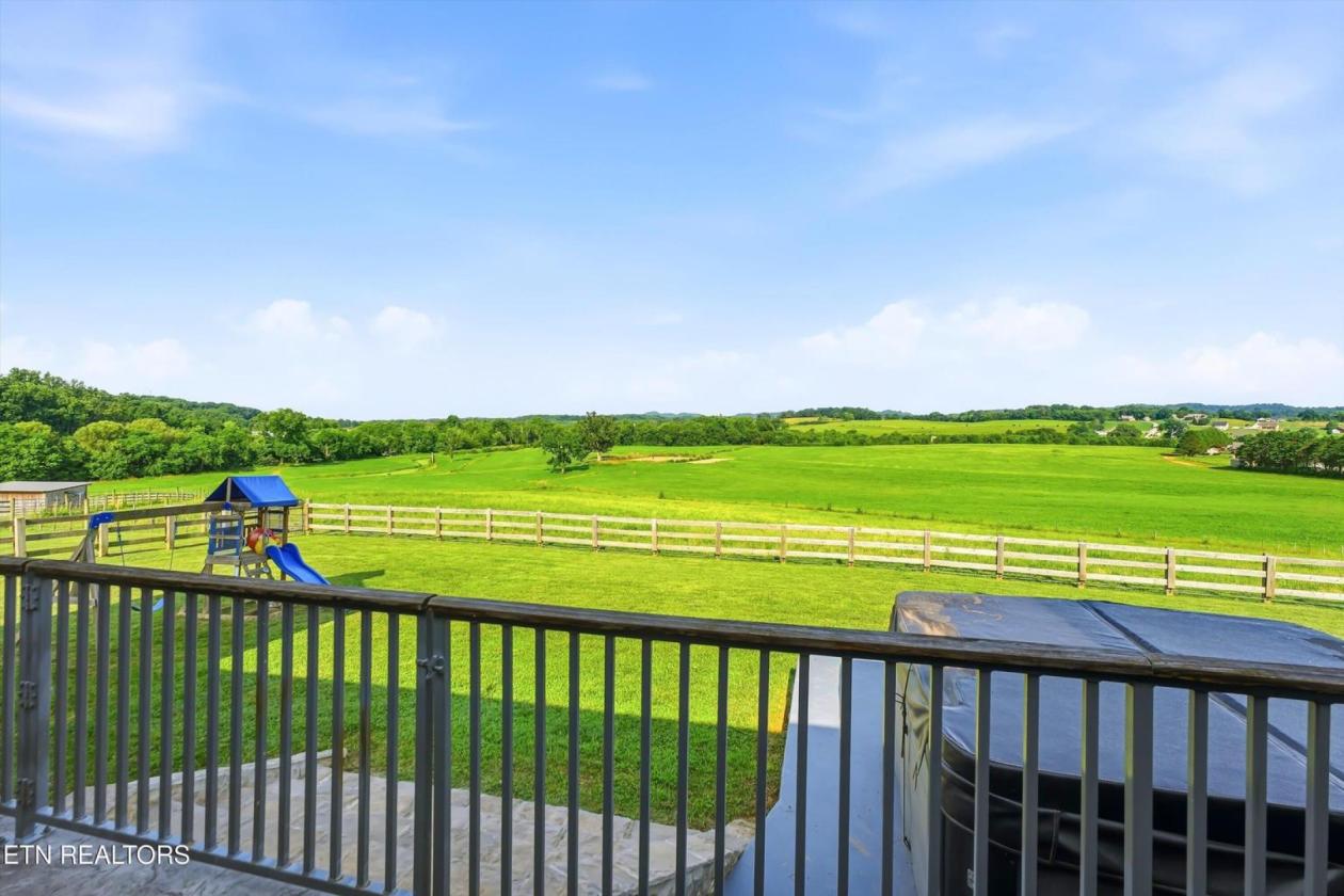 Exceptional horse ranch on 52 acres - photo 17