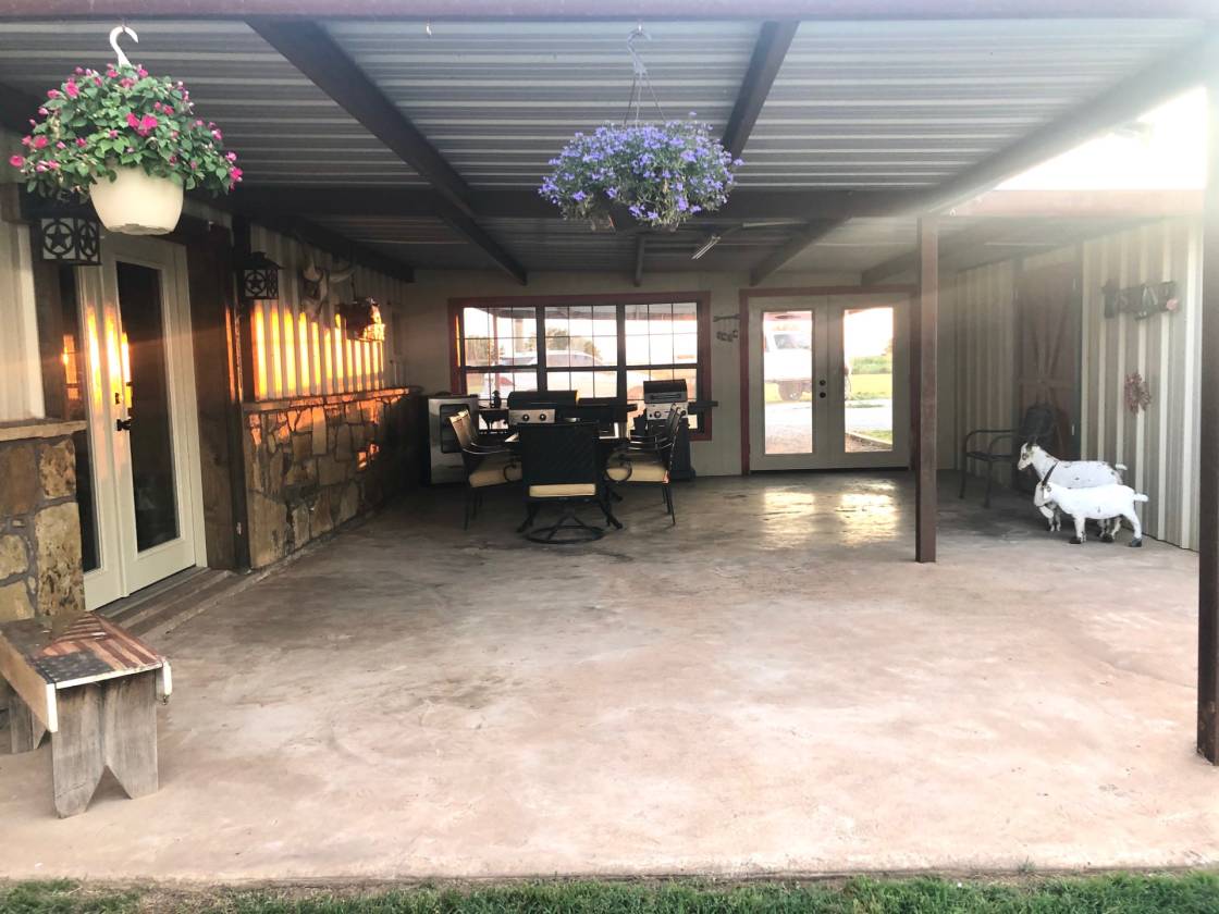 Exceptional Barndominium on 4.28 Acres! Home w/over 1750 SF, 3