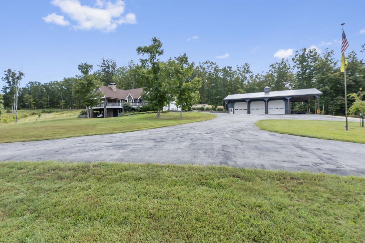 31 Acres, 5-Stall Barn & Luxury Home - photo 9