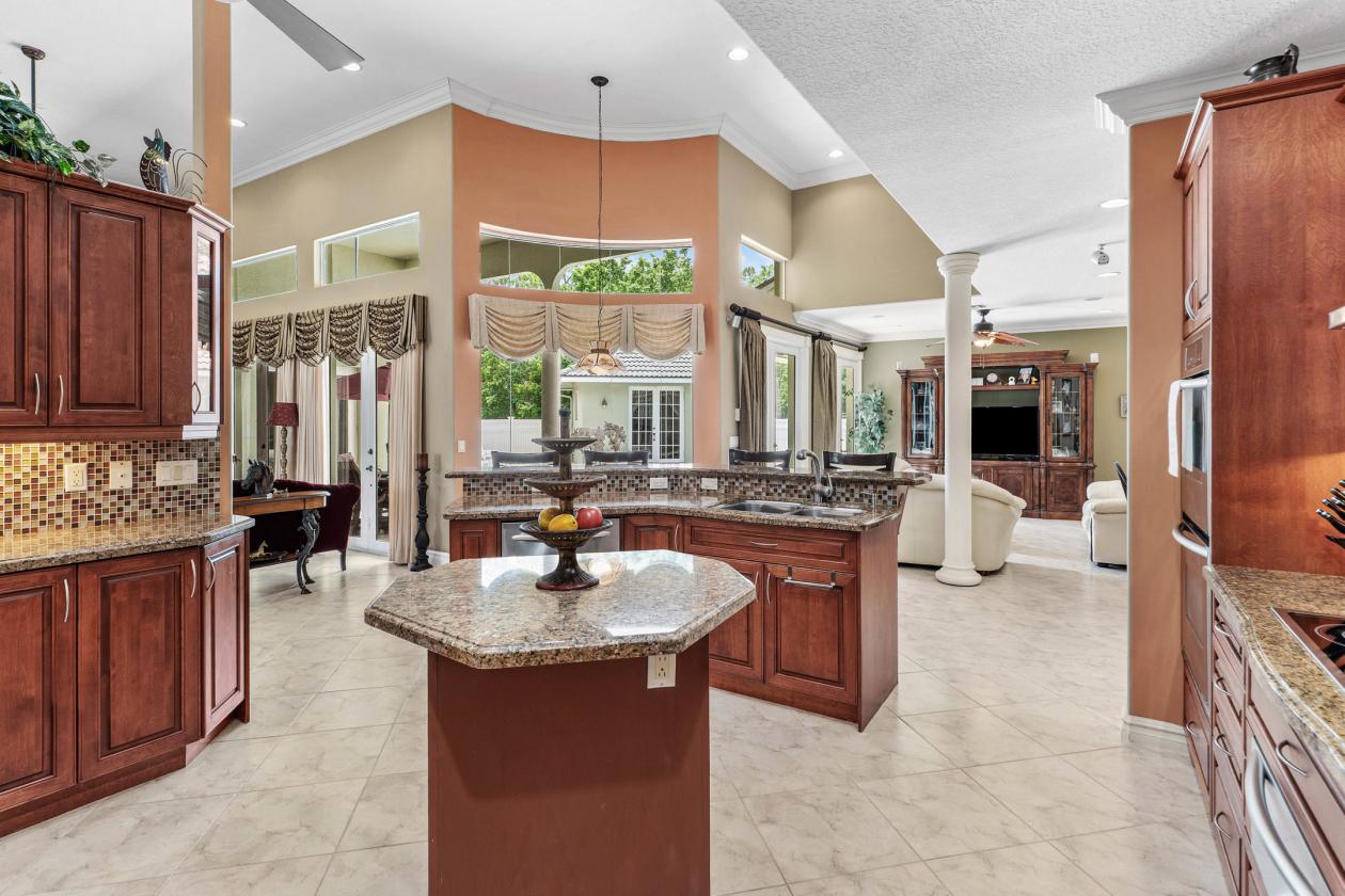Spectacular 20-Stall Equestrian Estate on 6.34 Ac - photo 10