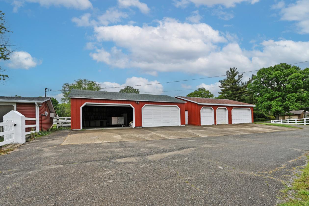 Luxury Equestrian Horse Ranch w/ 6-stall barn! - photo 11