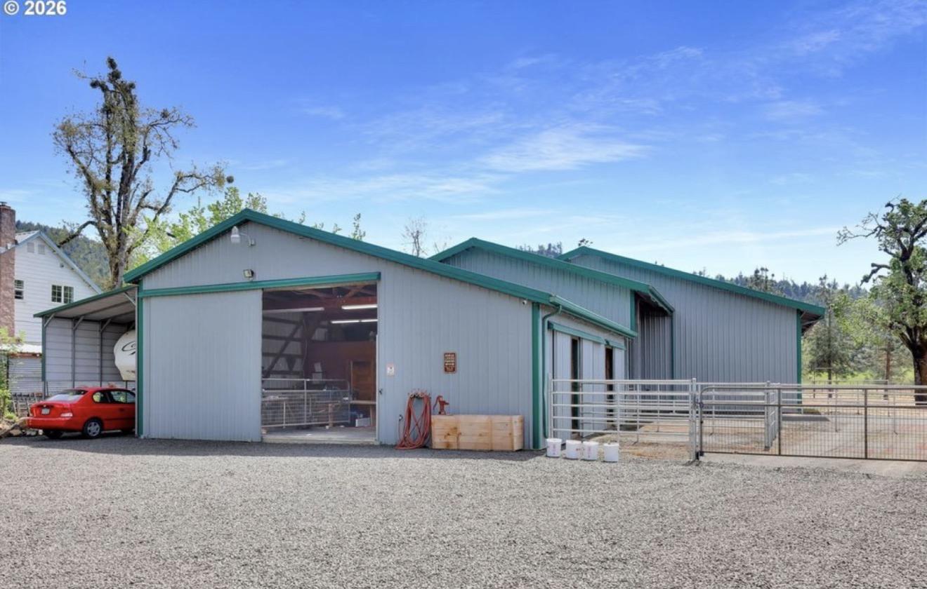Horse property with giant covered arena - photo 20