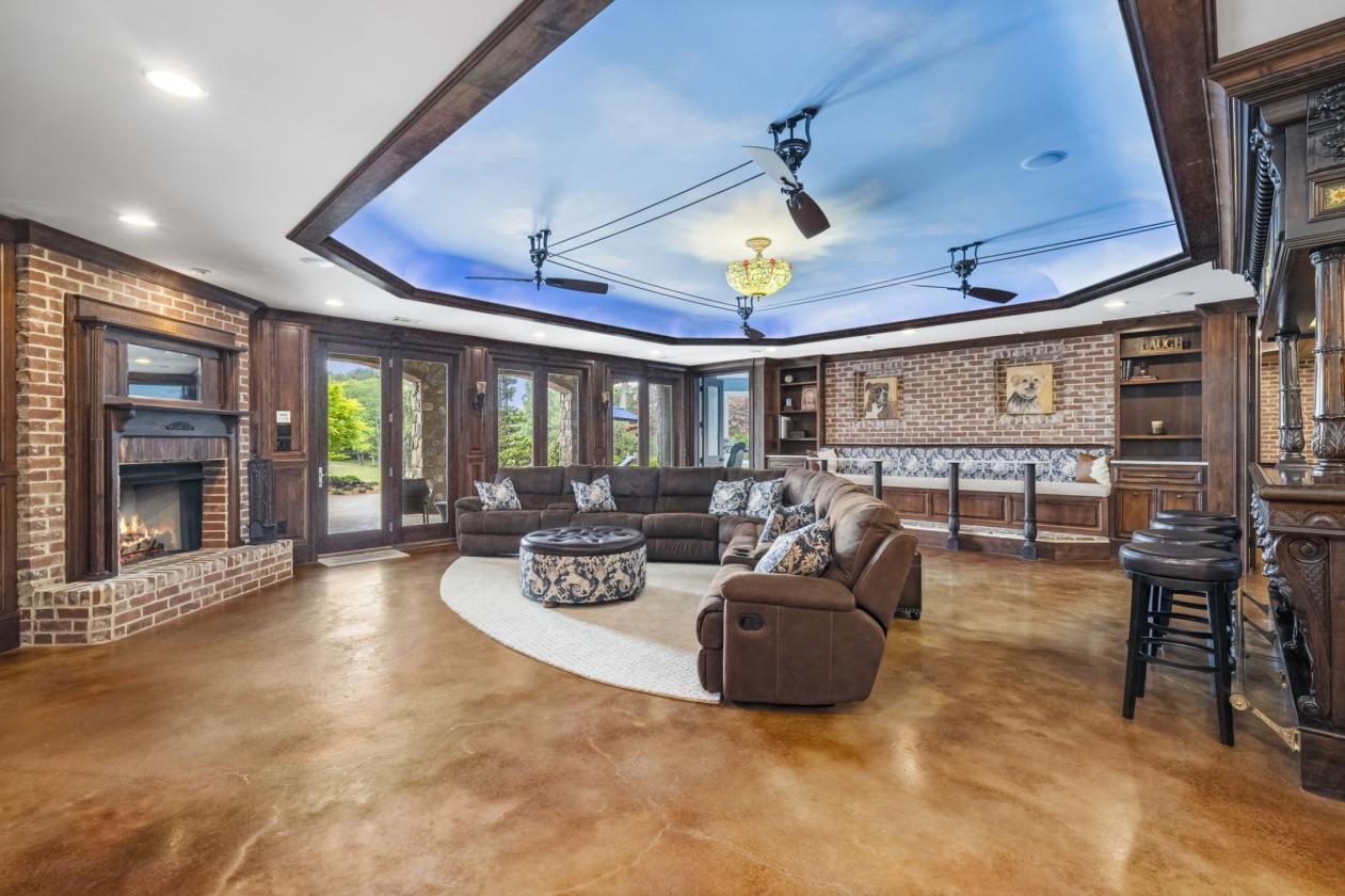 Luxury Estate on 2022 Acres with Helicopter Hangar - photo 22