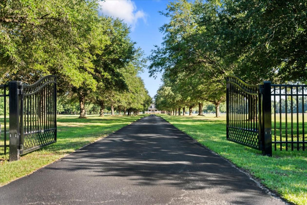 Remarkable 20-Acre Private Estate - photo 4