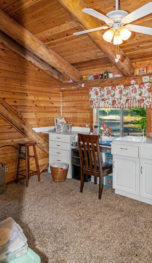 Stunning Log Home on 38.7 ac w/ barn & round pen - photo 7