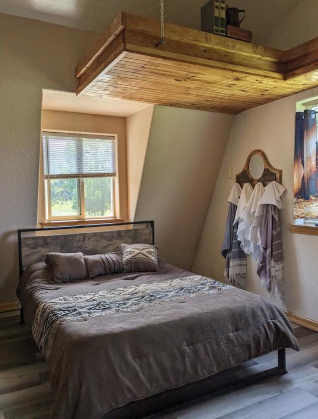 Mountain Views, horses and a beautiful home - photo 25