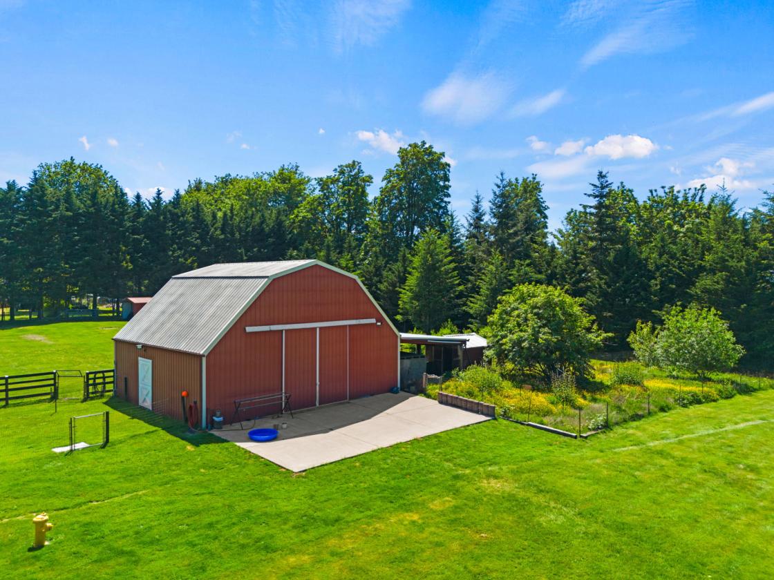 Beautiful rambler with barn and shop - photo 4