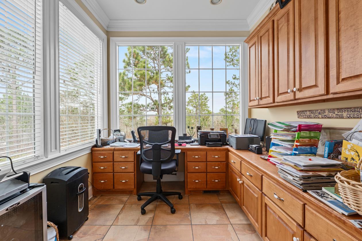 Custom home, pool and equestrian community! - photo 14